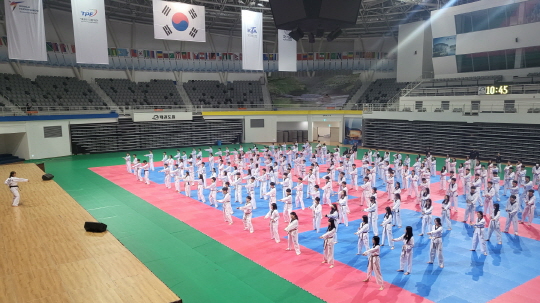 [크기변환]사진 1 서울 공항고등학교 1학년 학생들이 힐링태권체조 콘텐츠에 참가하고 있다.jpg